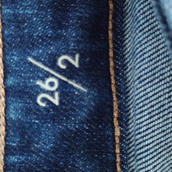 Liverpool The CROP Flare Sz.26/2. Rise 8.5". Raw Hem. L.25".Whiskered Finish.EUC - Picture 7 of 9